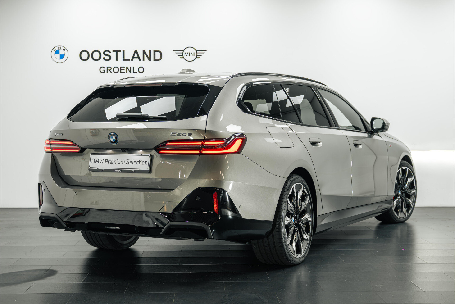 BMW 5 Serie Touring 550e xDrive M Sport Automaat - Afbeelding 2