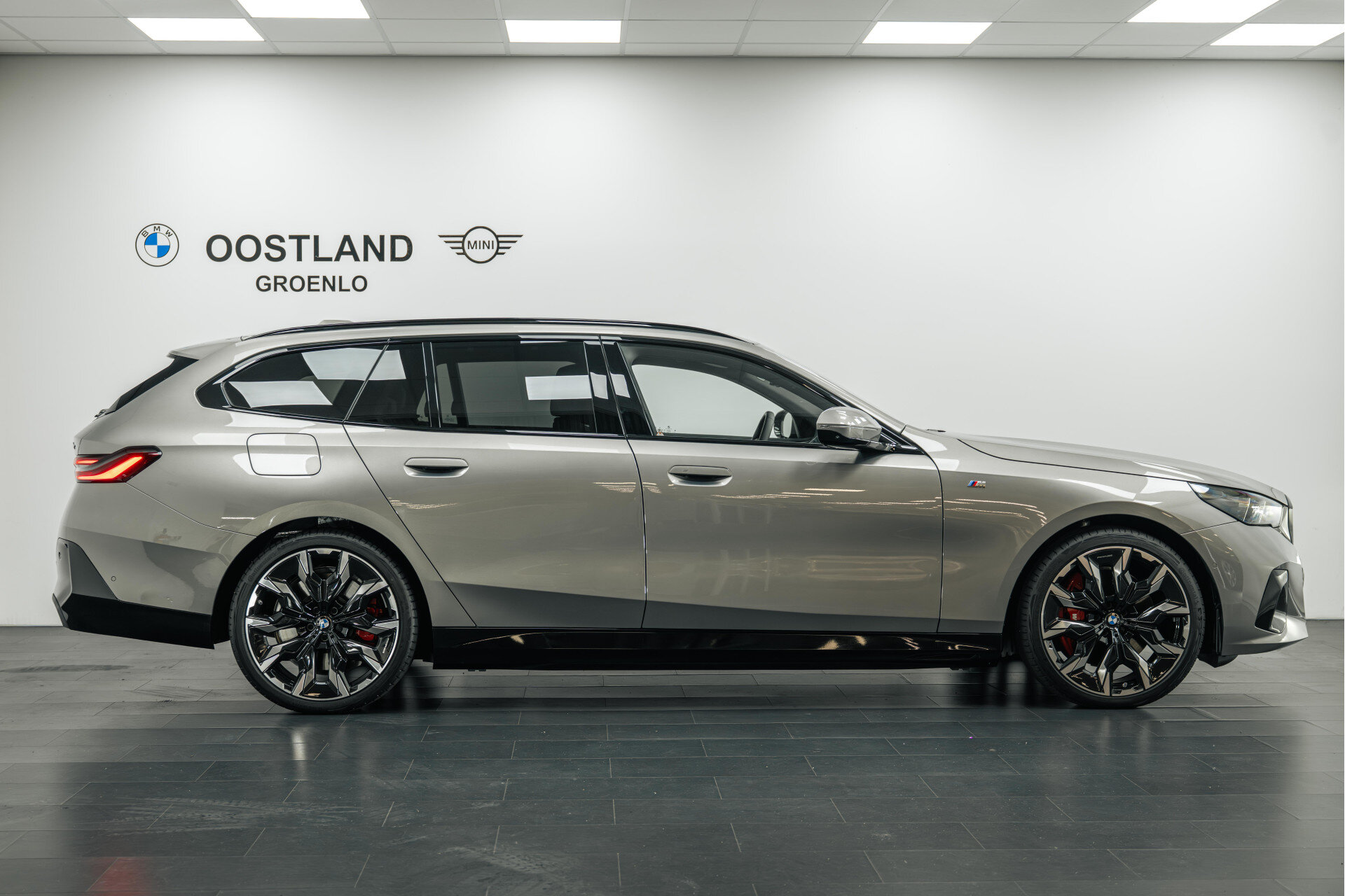 BMW 5 Serie Touring 550e xDrive M Sport Automaat - Afbeelding 3