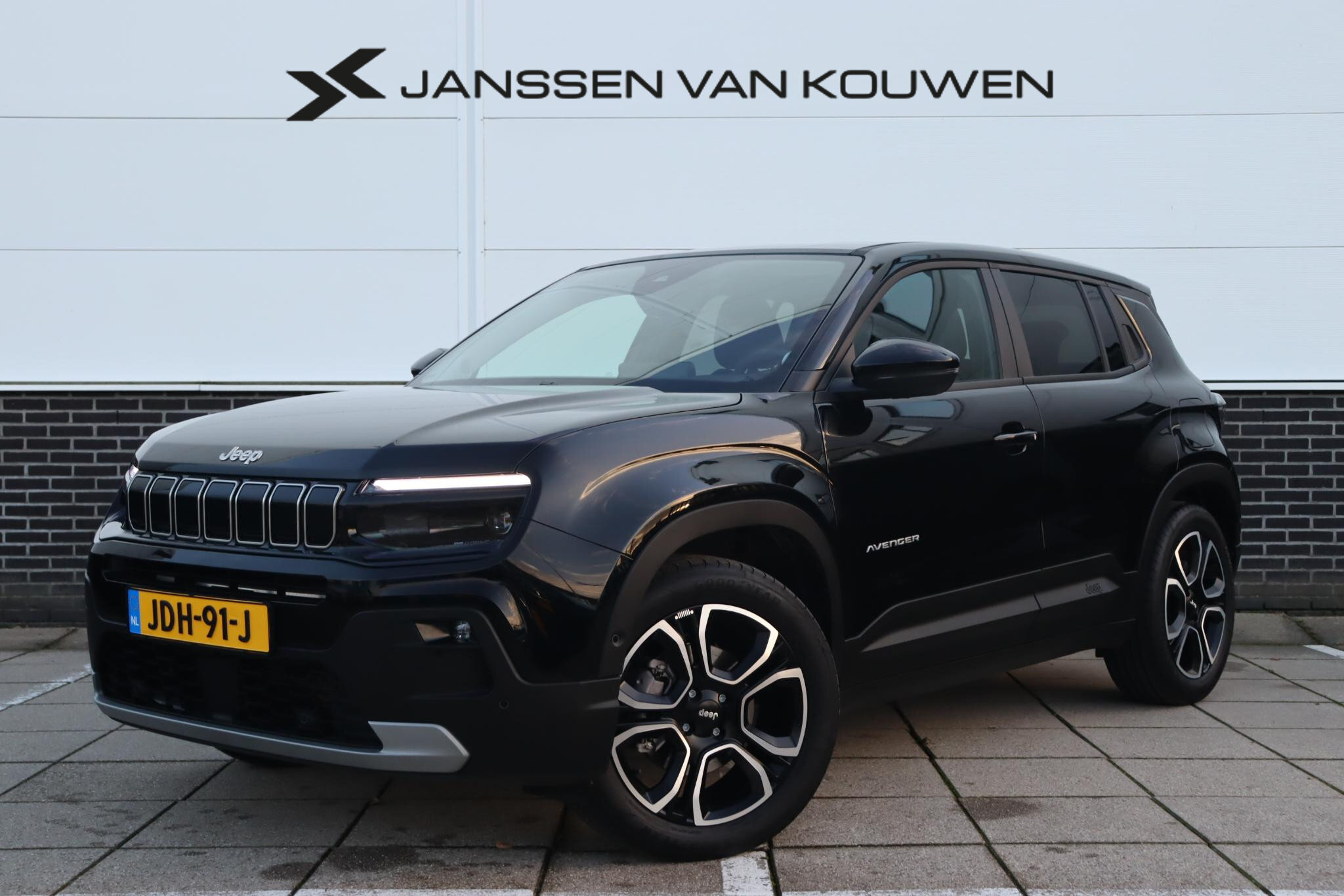 Jeep Avenger 1.2 e-Hybrid Summit