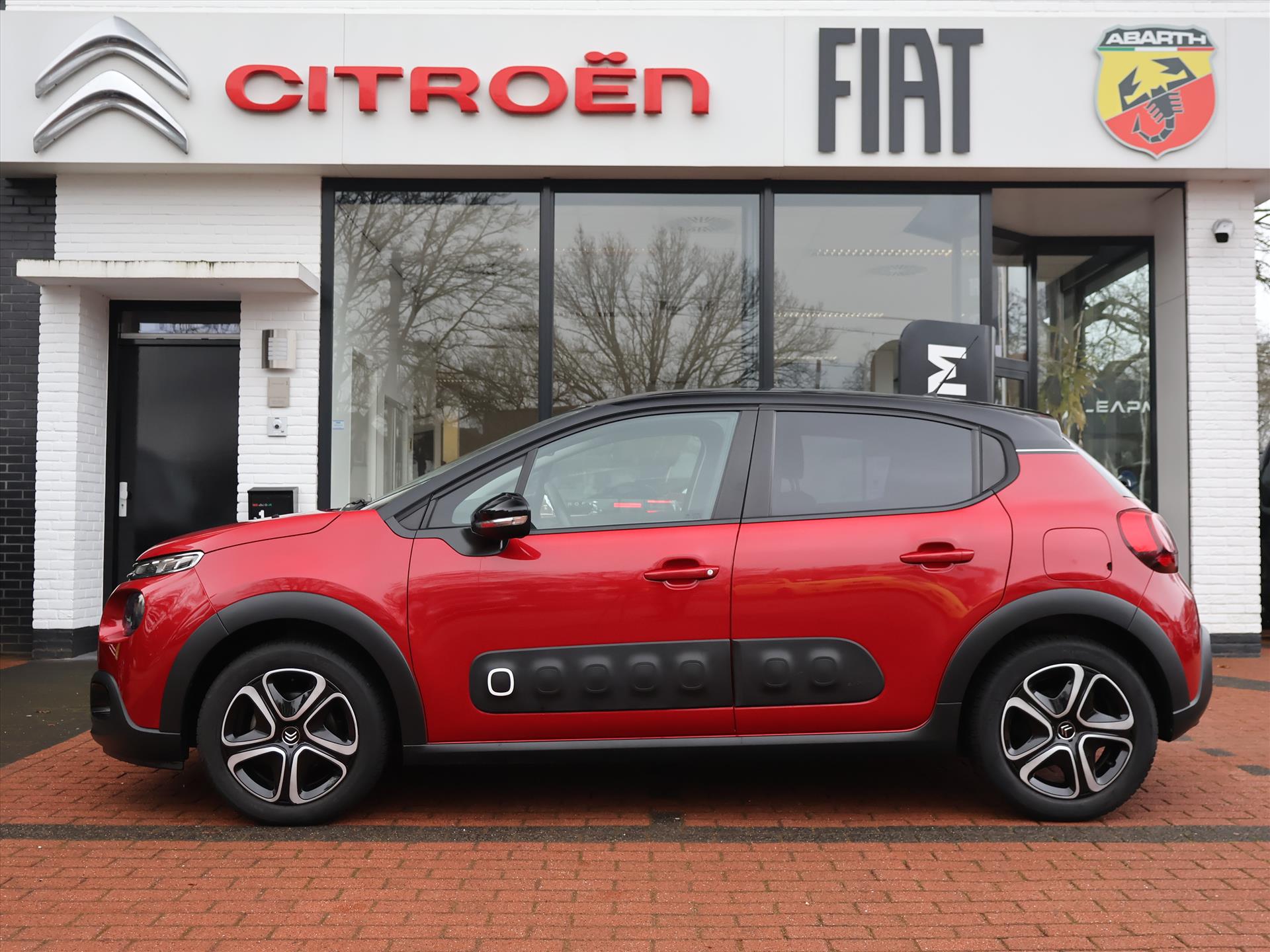 Citroën C3 PureTech 82PK S&S Feel Edition, Rijklaarprijs | Navigatie| Trekhaak | DAB+ | Parkeersensoren - Afbeelding 2