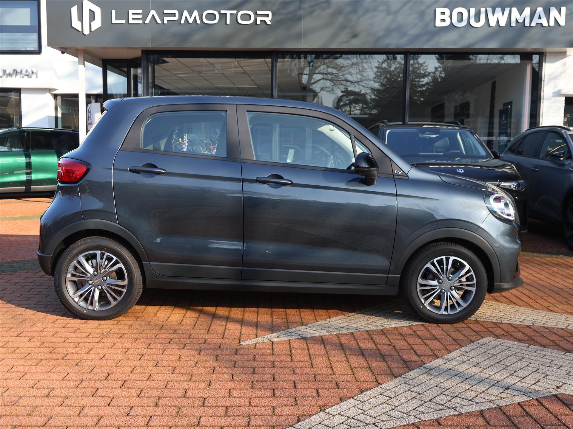Leapmotor T03 EV 37,3 kWh 95PK Design, Rijklaarprijs | Camera | Navigatie | Panoramadak | Lichtmetalen wielen - Afbeelding 3