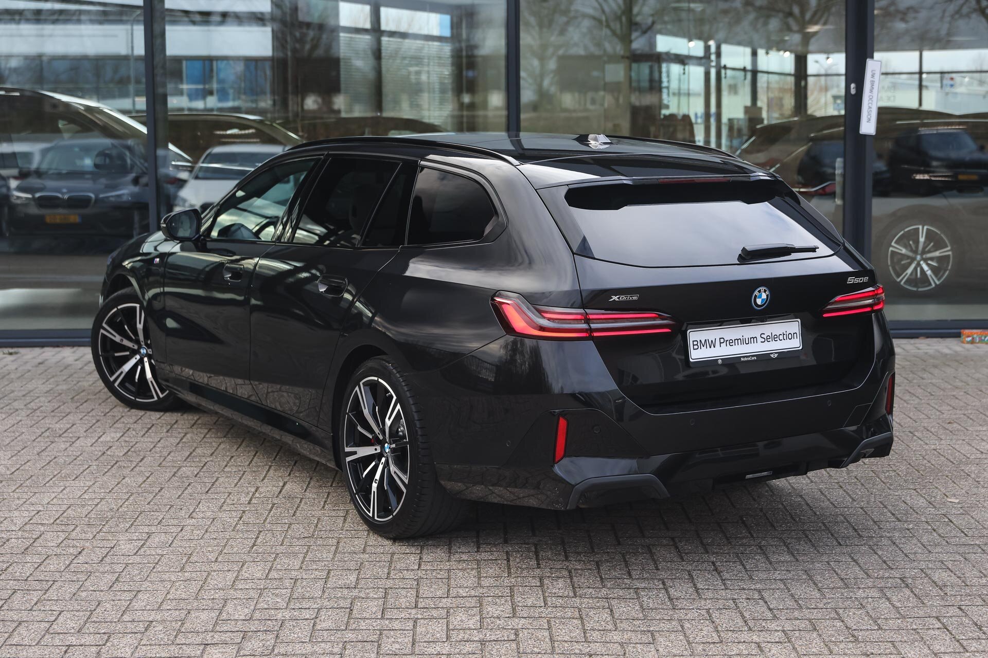 BMW 5 Serie Touring 550e xDrive M Sport Automaat - Afbeelding 2