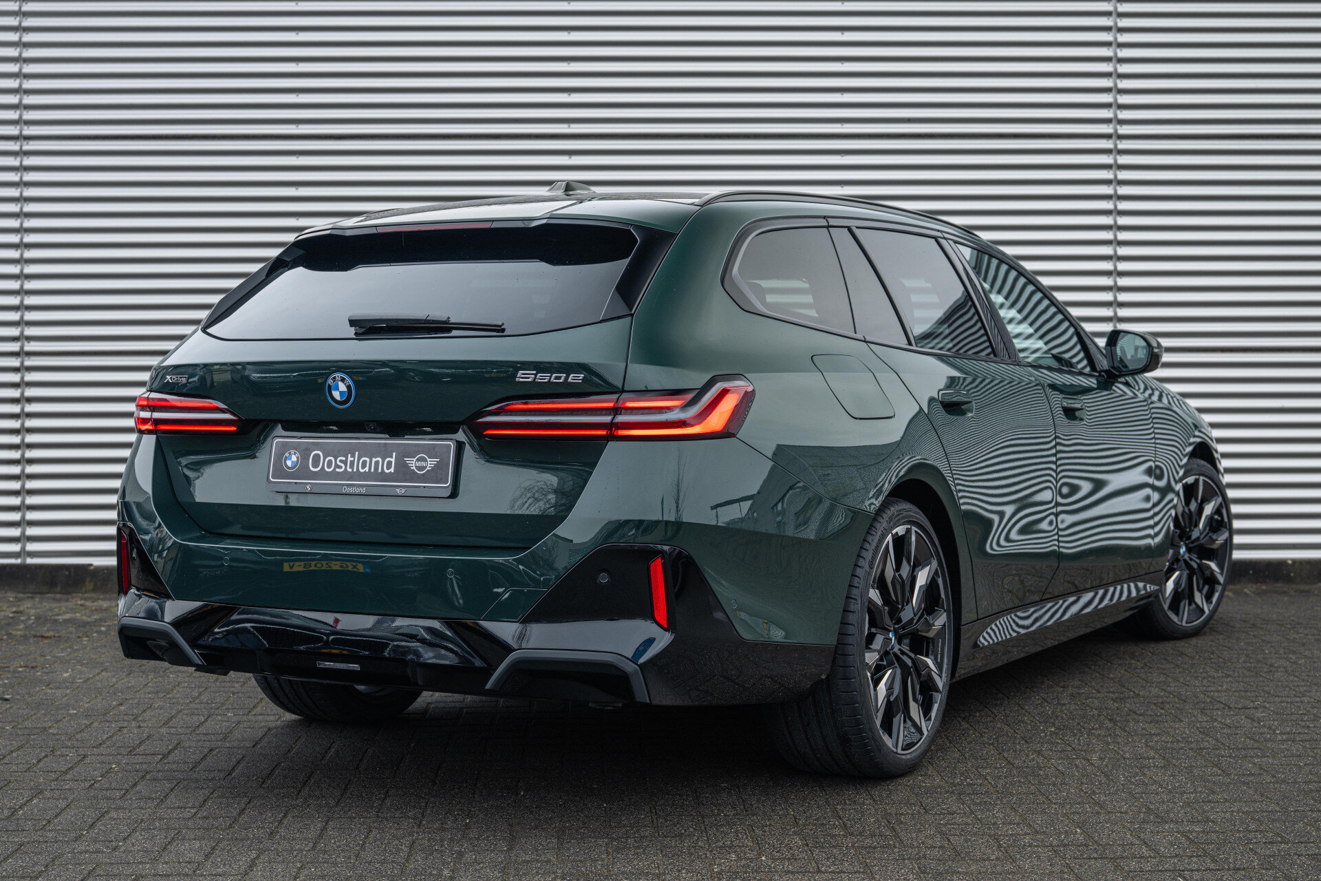 BMW 5 Serie Touring 550e xDrive M Sport Automaat - Afbeelding 2