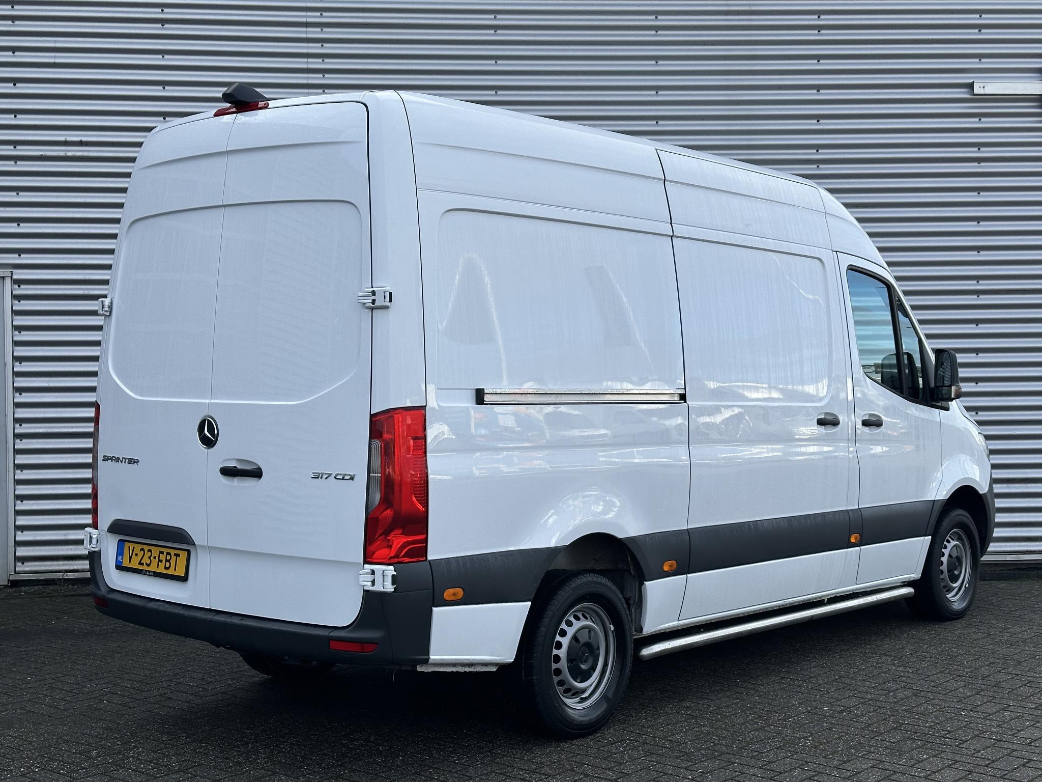 Mercedes-Benz Sprinter 317 CDI  L2H2 Automaat Carplay Navigatie Camera - Afbeelding 2