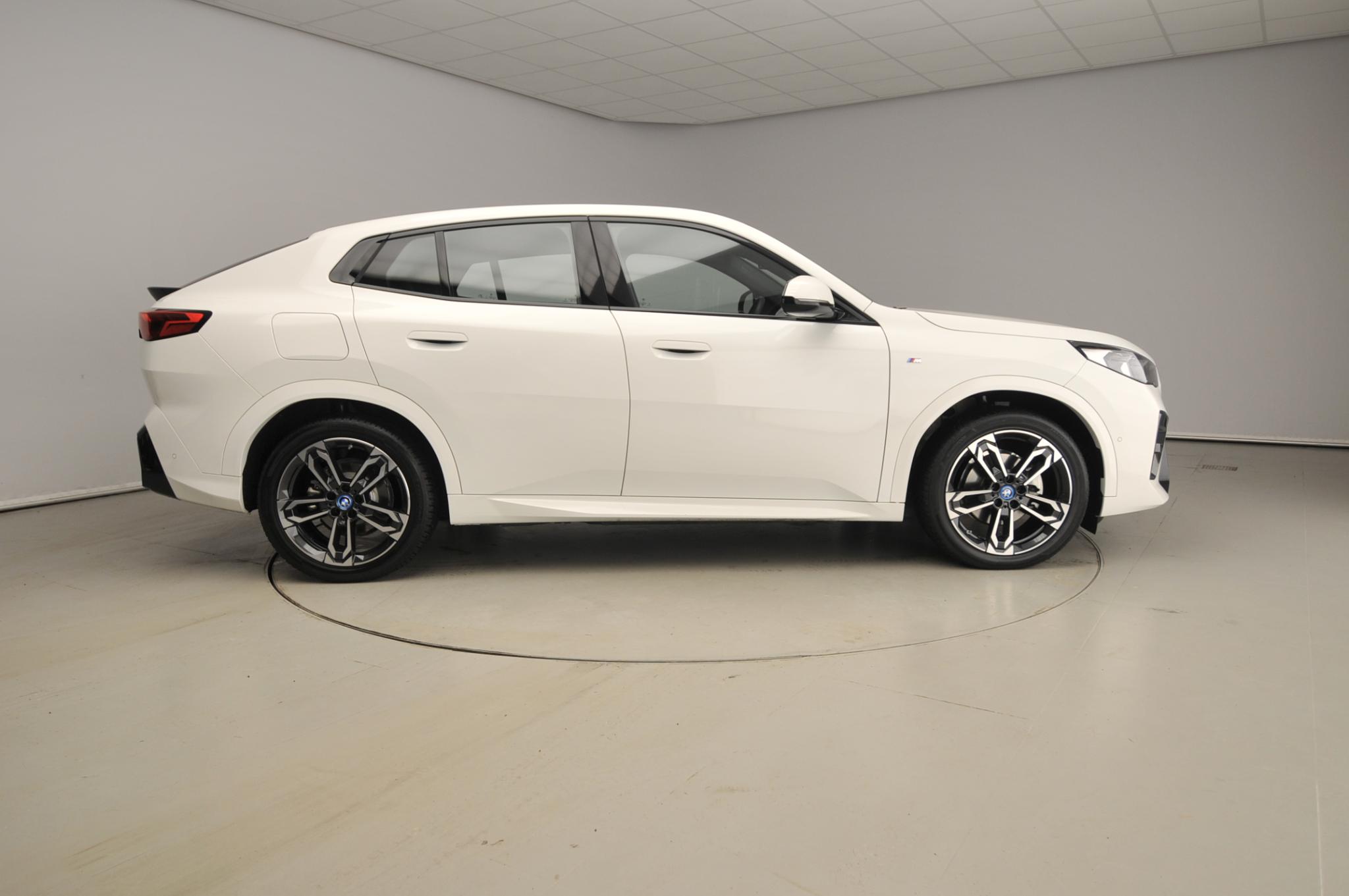 BMW iX2 eDrive20 - Afbeelding 4