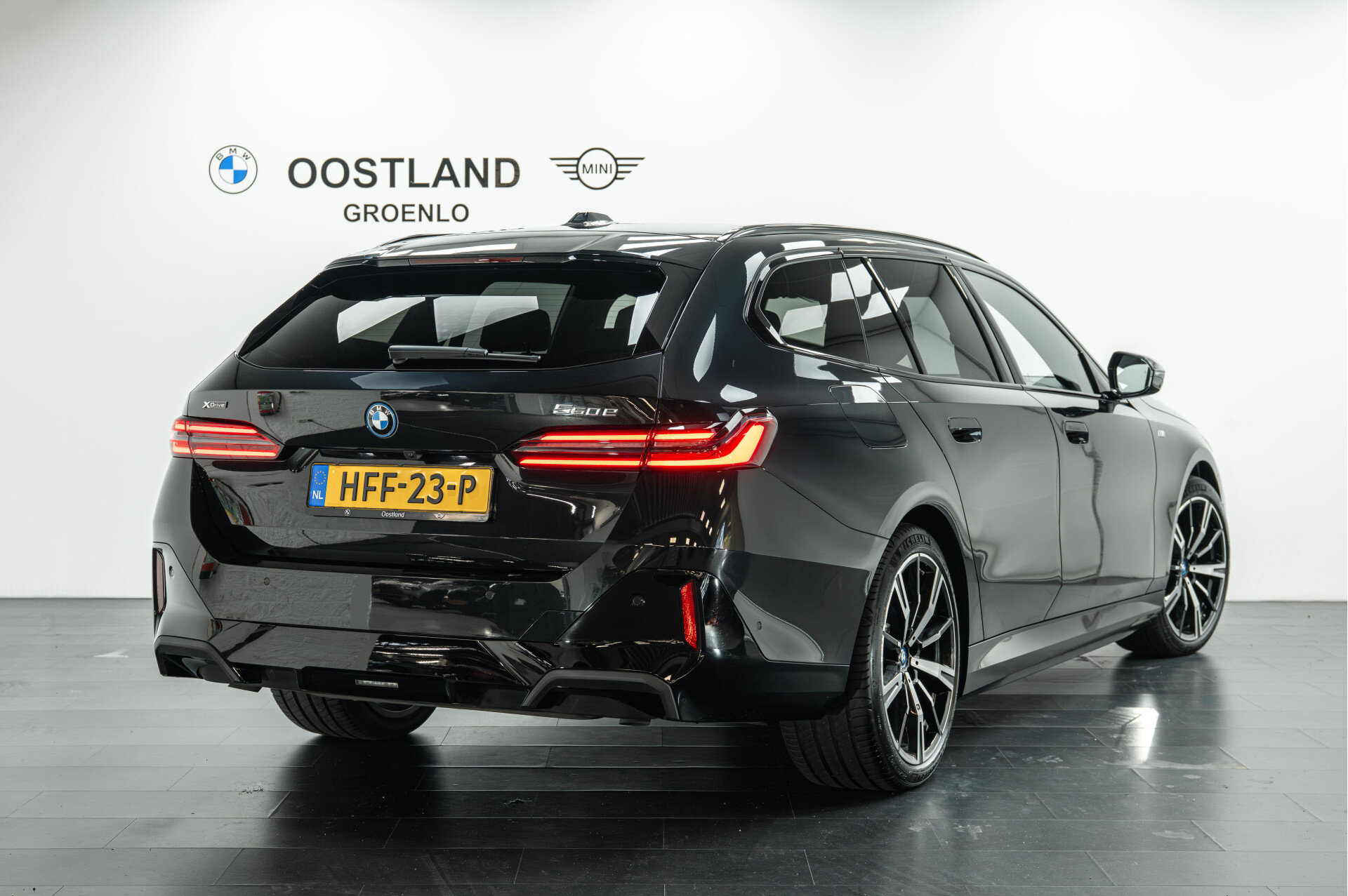 BMW 5 Serie Touring 550e xDrive M Sport Automaat - Afbeelding 3