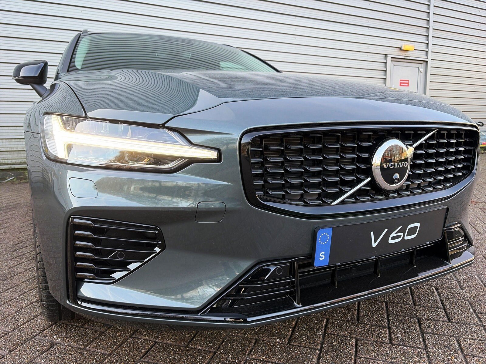 Volvo V60 T6 Plug-in hybrid AWD Ultra Dark - Afbeelding 4