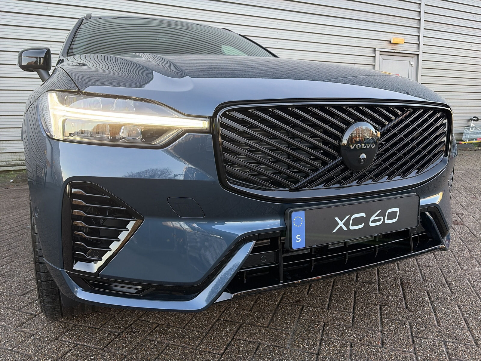 Volvo XC60 2.0 T6 Plug-in hybrid AWD Plus Black Edition - Afbeelding 4