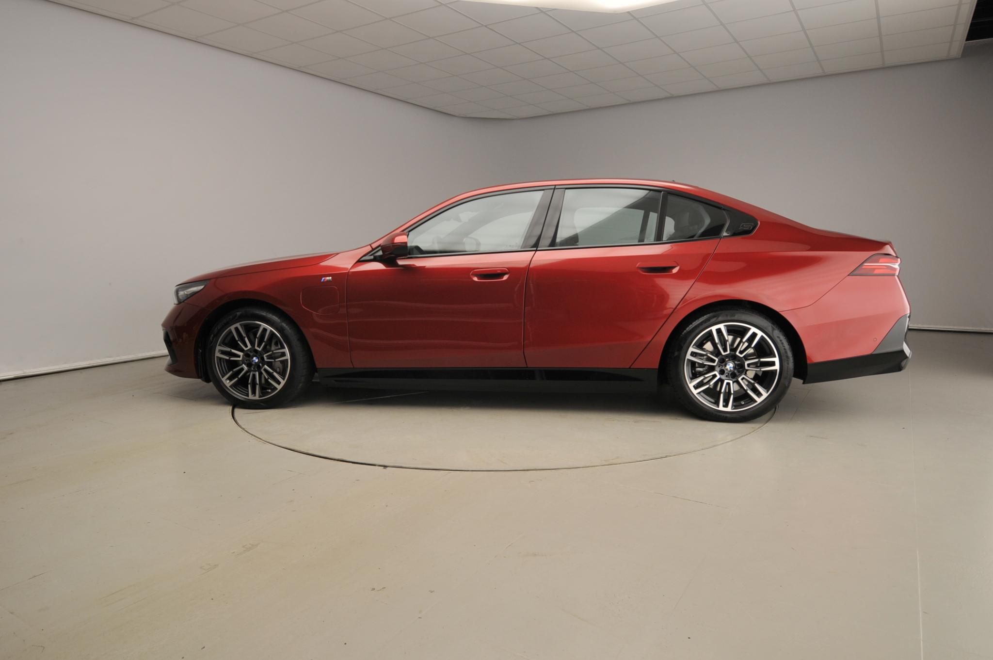 BMW 5 Serie Sedan 550e xDrive - Afbeelding 2