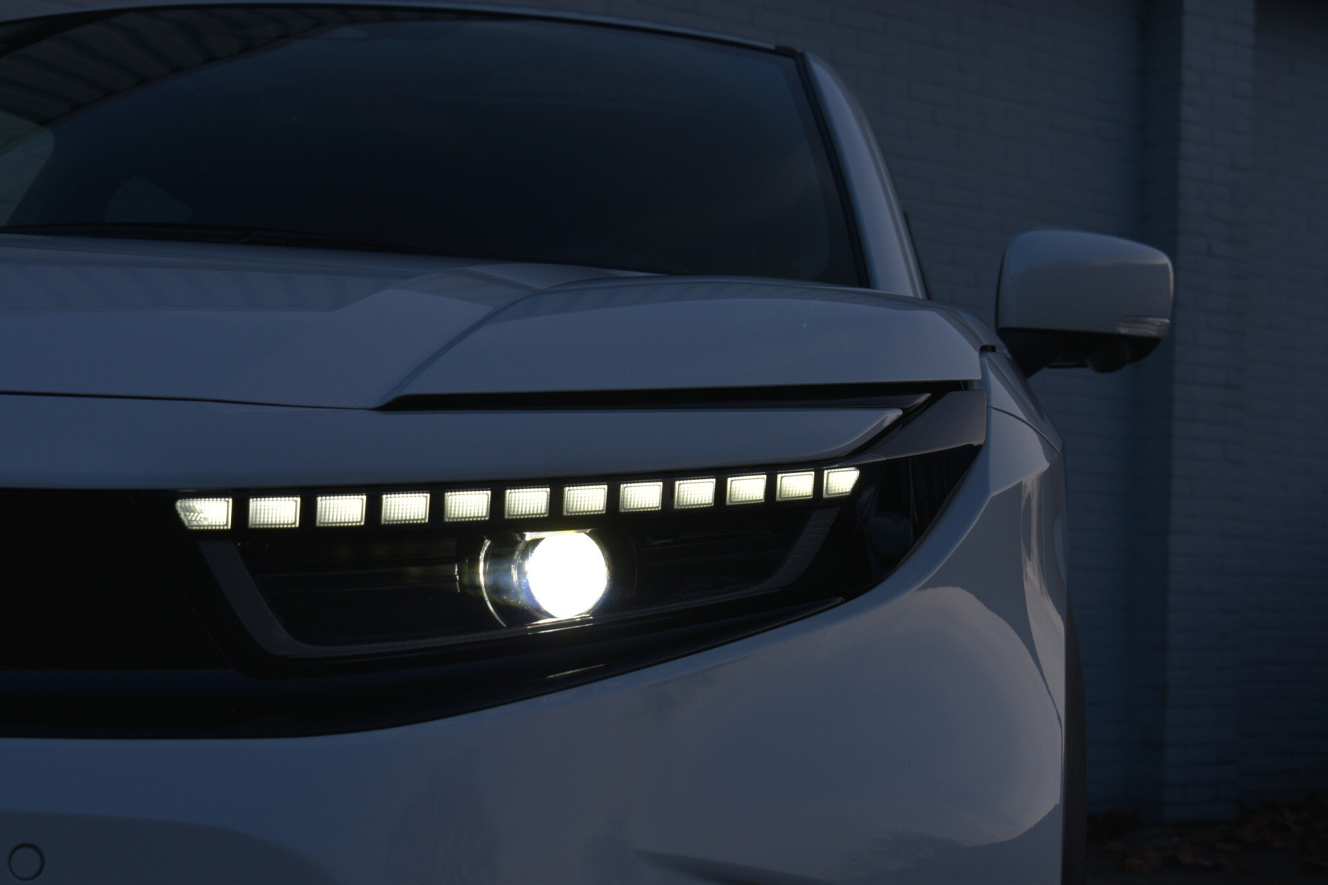 Toyota Urban Cruiser Executive 61 kWh Automaat 174pk - Afbeelding 2