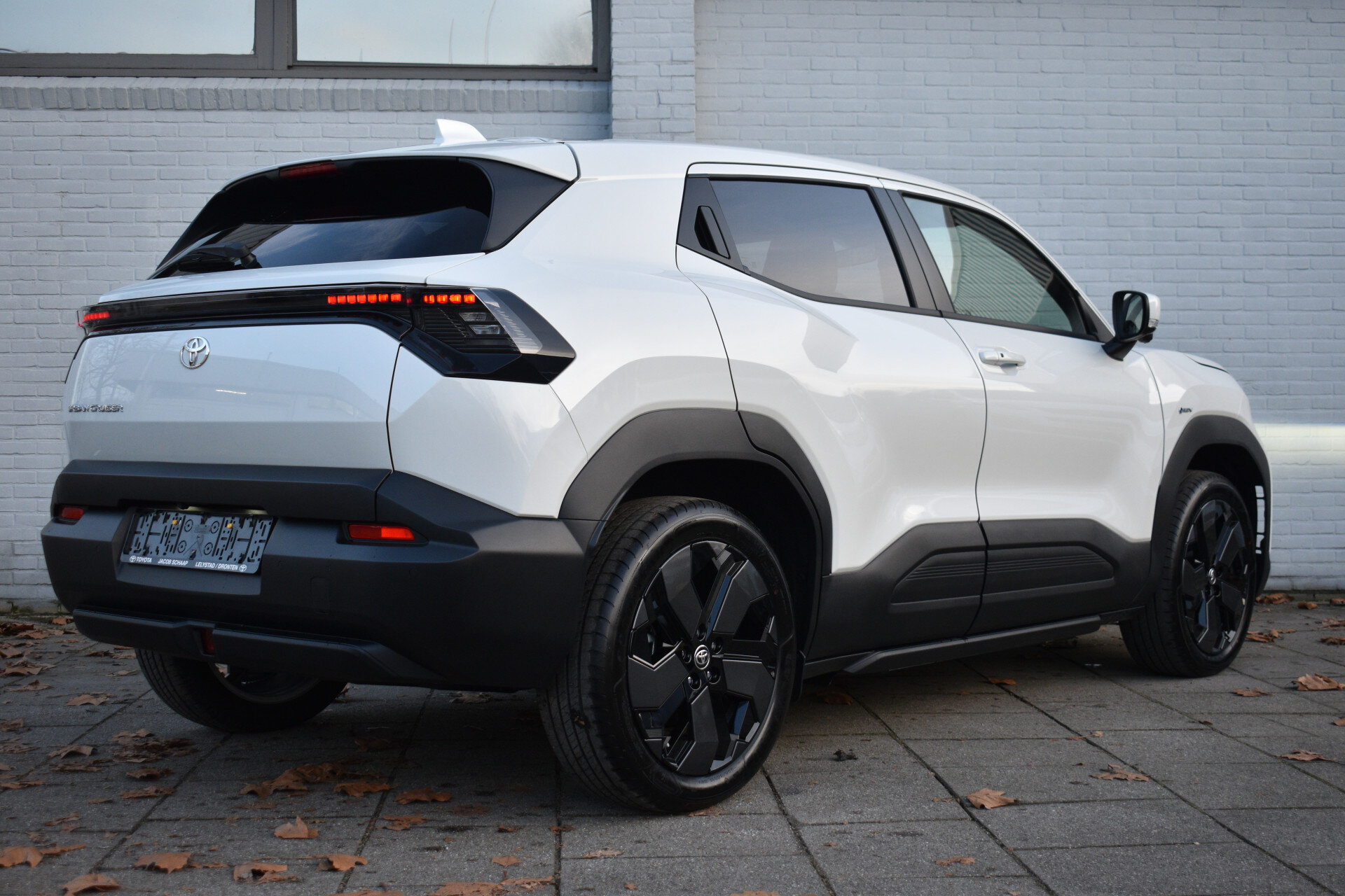 Toyota Urban Cruiser Executive 61 kWh Automaat 174pk - Afbeelding 3