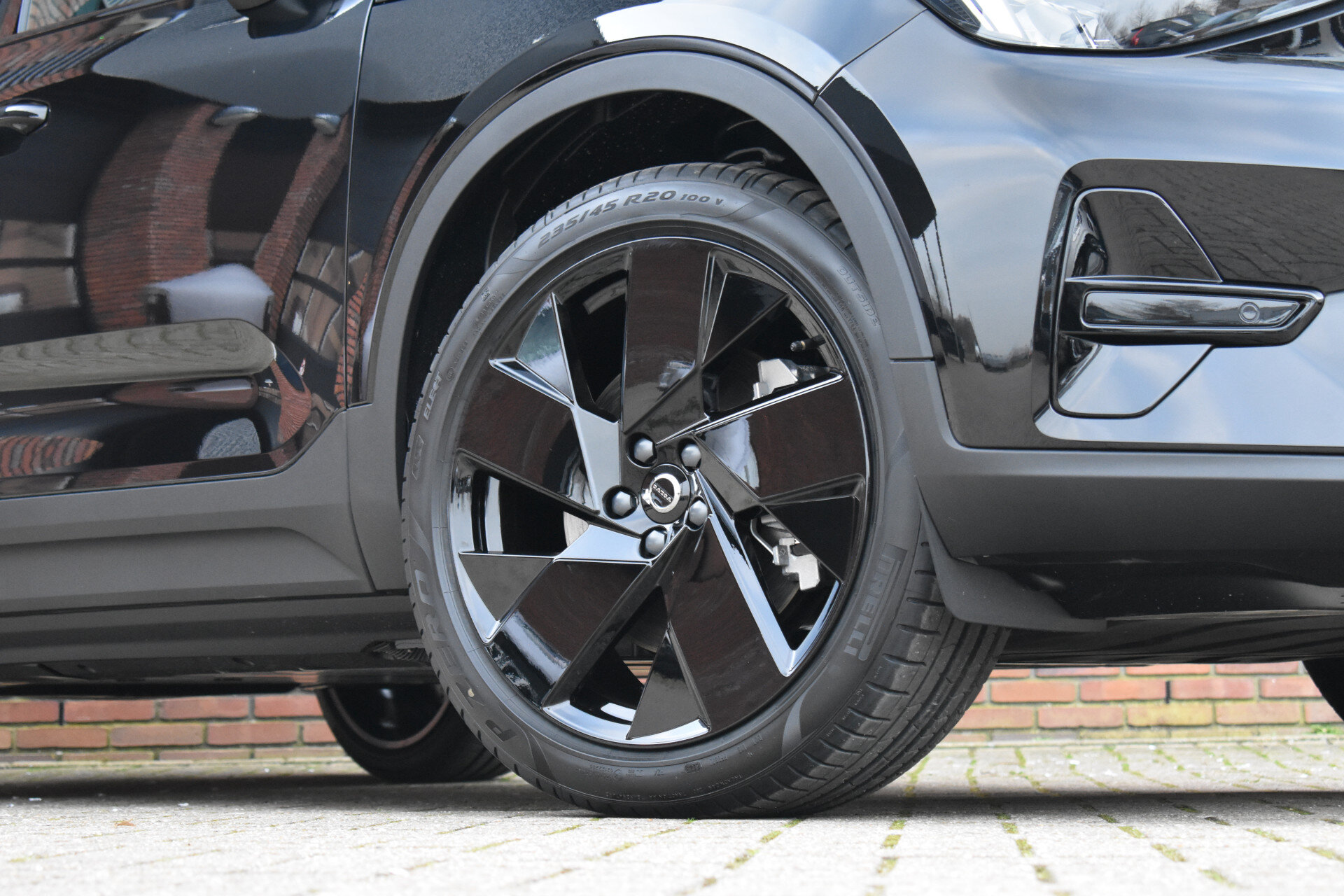 Volvo EX40 Extended Range 252PK Plus Black Edition 82 kWh - Afbeelding 2