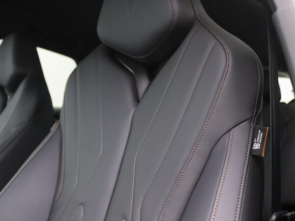 Stoelbekleding Moon Slate leder, koperen stiksels