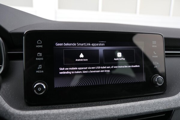 Apple Carplay/Android Auto Apple Carplay/Android Auto