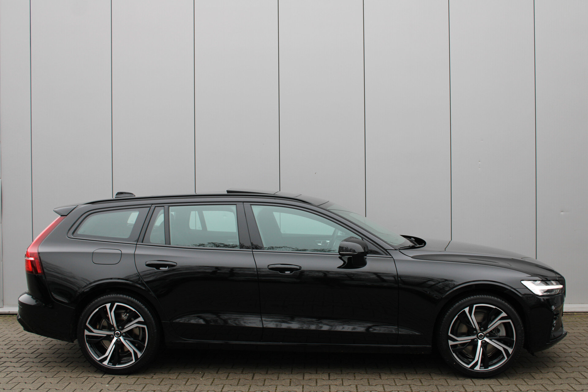 Volvo V60 T8 Plug-in hybrid AWD Ultra Perf. Ed. Dark - Afbeelding 3