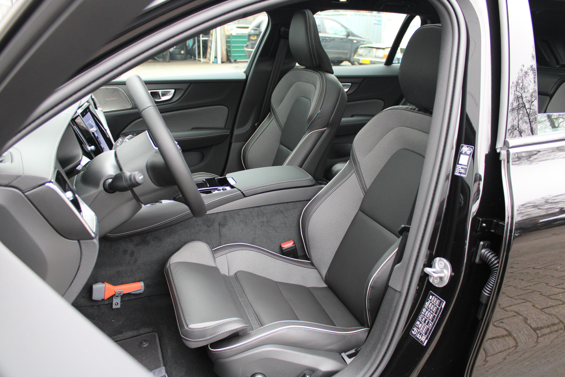 Volvo V60 T8 Plug-in hybrid AWD Ultra Perf. Ed. Dark - Afbeelding 4