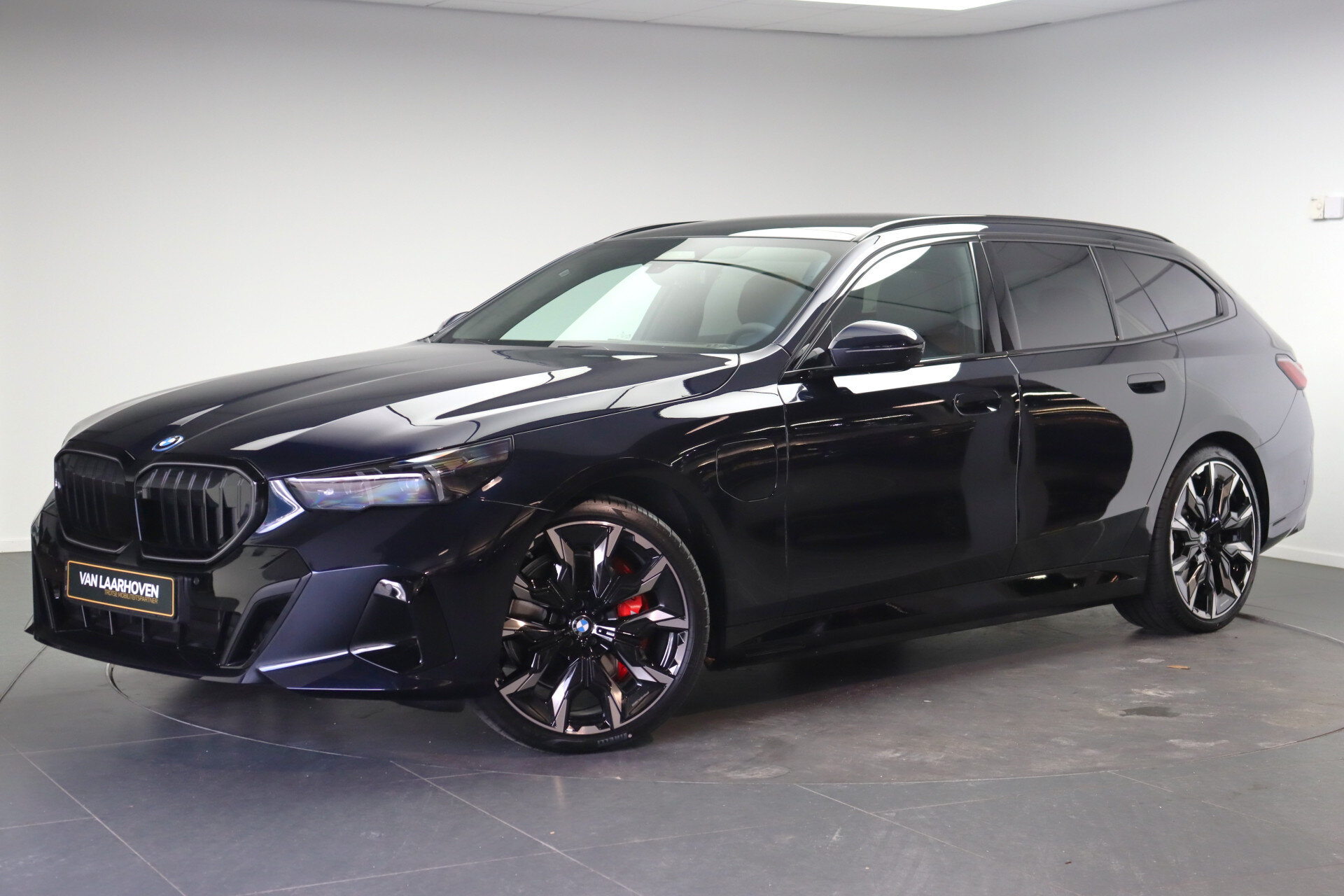 BMW 5 Serie Touring 550e xDrive M Sport Automaat - Afbeelding 2