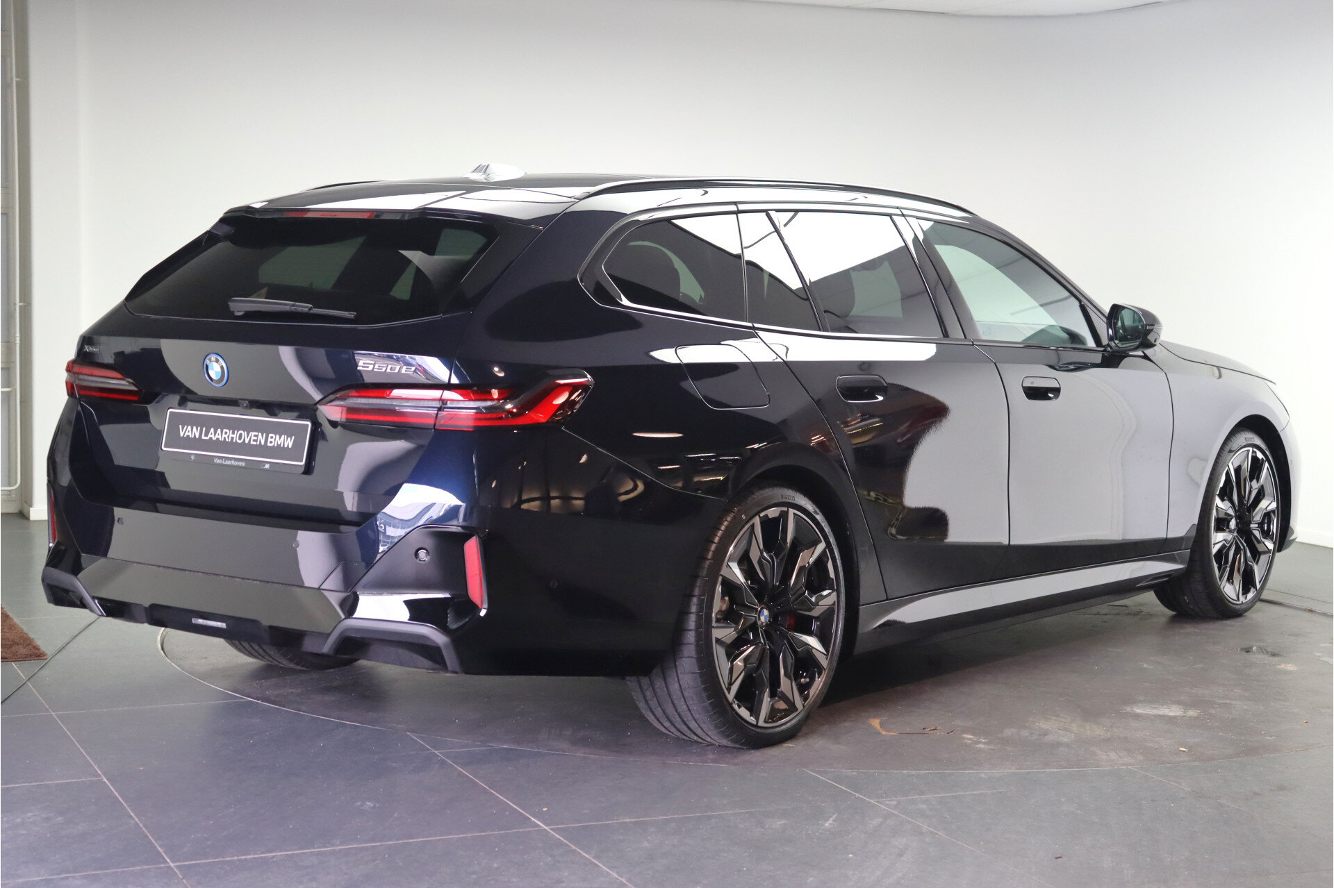 BMW 5 Serie Touring 550e xDrive M Sport Automaat - Afbeelding 4