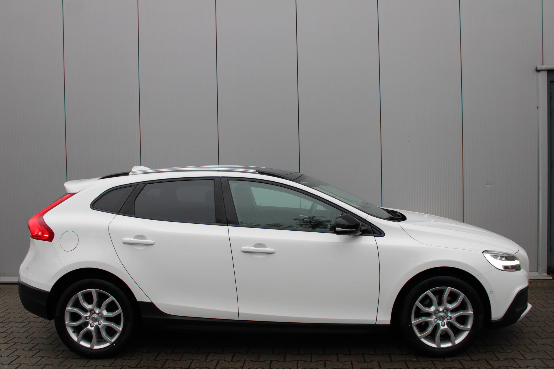 Volvo V40 Cross Country T3 automaat Polar+ Luxury | Trekhaak | Harman Kardon | Keyless - Afbeelding 3