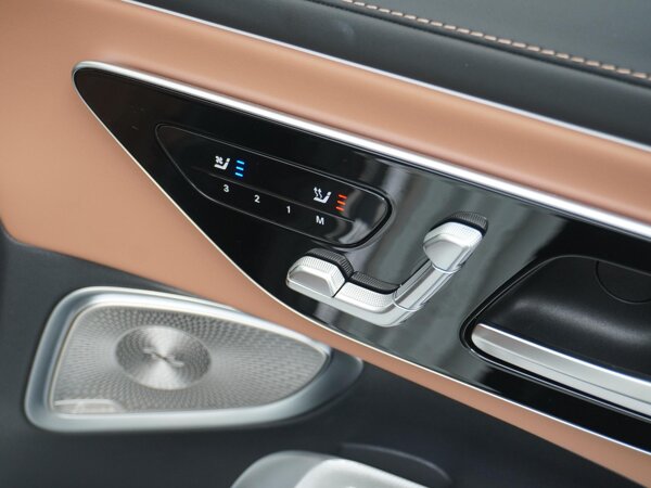 Verwarmde en geklimatiseerde stoelen vooraan Verwarmde en geklimatiseerde stoelen vooraan