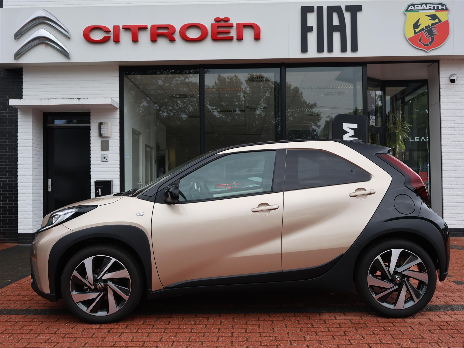 Toyota Aygo X 1.0 VVT-i 72PK Envy, Rijklaarprijs | Navigatie | Camera | 18 inch wielen | Mirror Screen | JBL Audio | Armsteun - Afbeelding 2