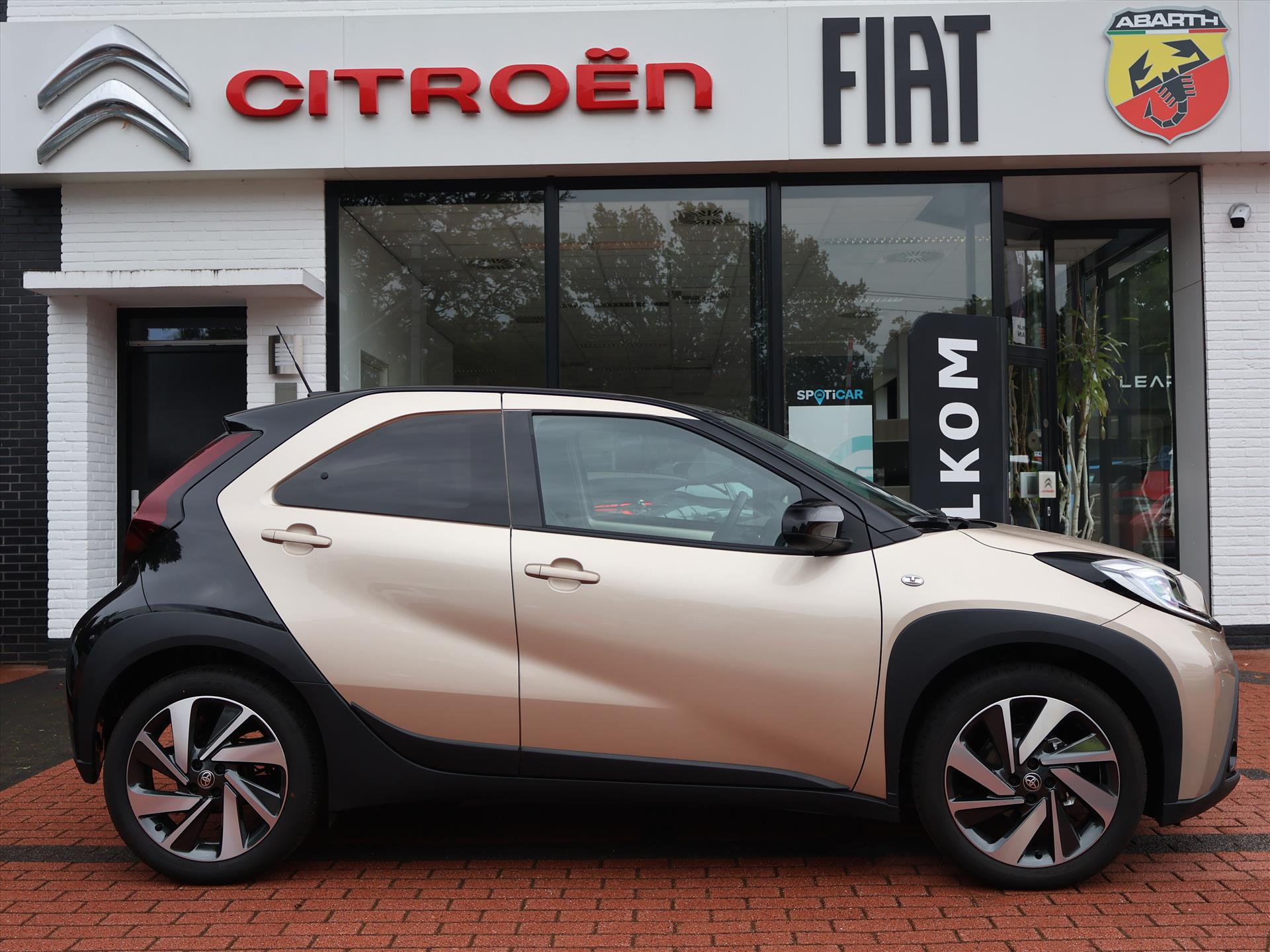 Toyota Aygo X 1.0 VVT-i 72PK Envy, Rijklaarprijs | Navigatie | Camera | 18 inch wielen | Mirror Screen | JBL Audio | Armsteun - Afbeelding 3