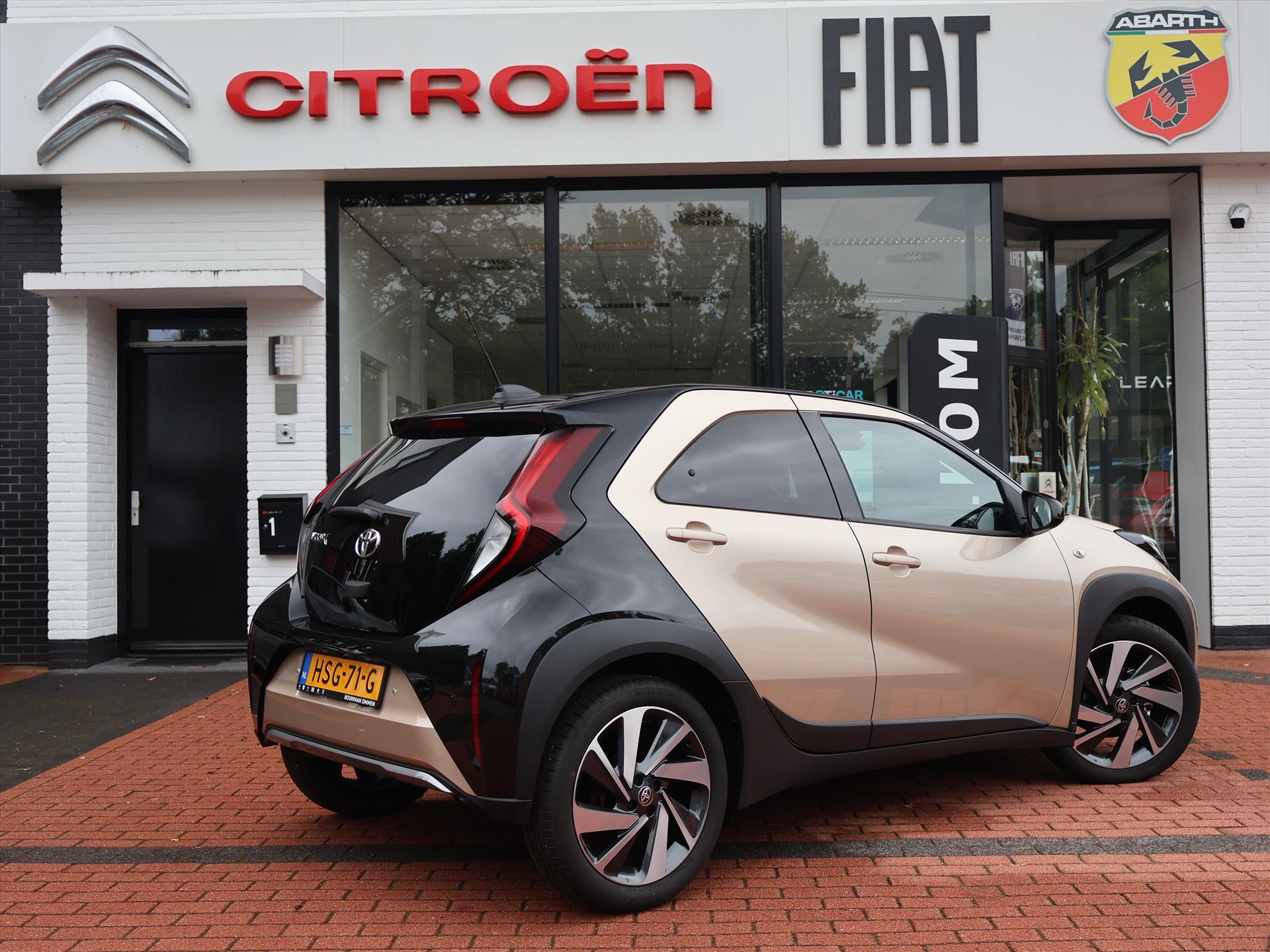 Toyota Aygo X 1.0 VVT-i 72PK Envy, Rijklaarprijs | Navigatie | Camera | 18 inch wielen | Mirror Screen | JBL Audio | Armsteun - Afbeelding 4