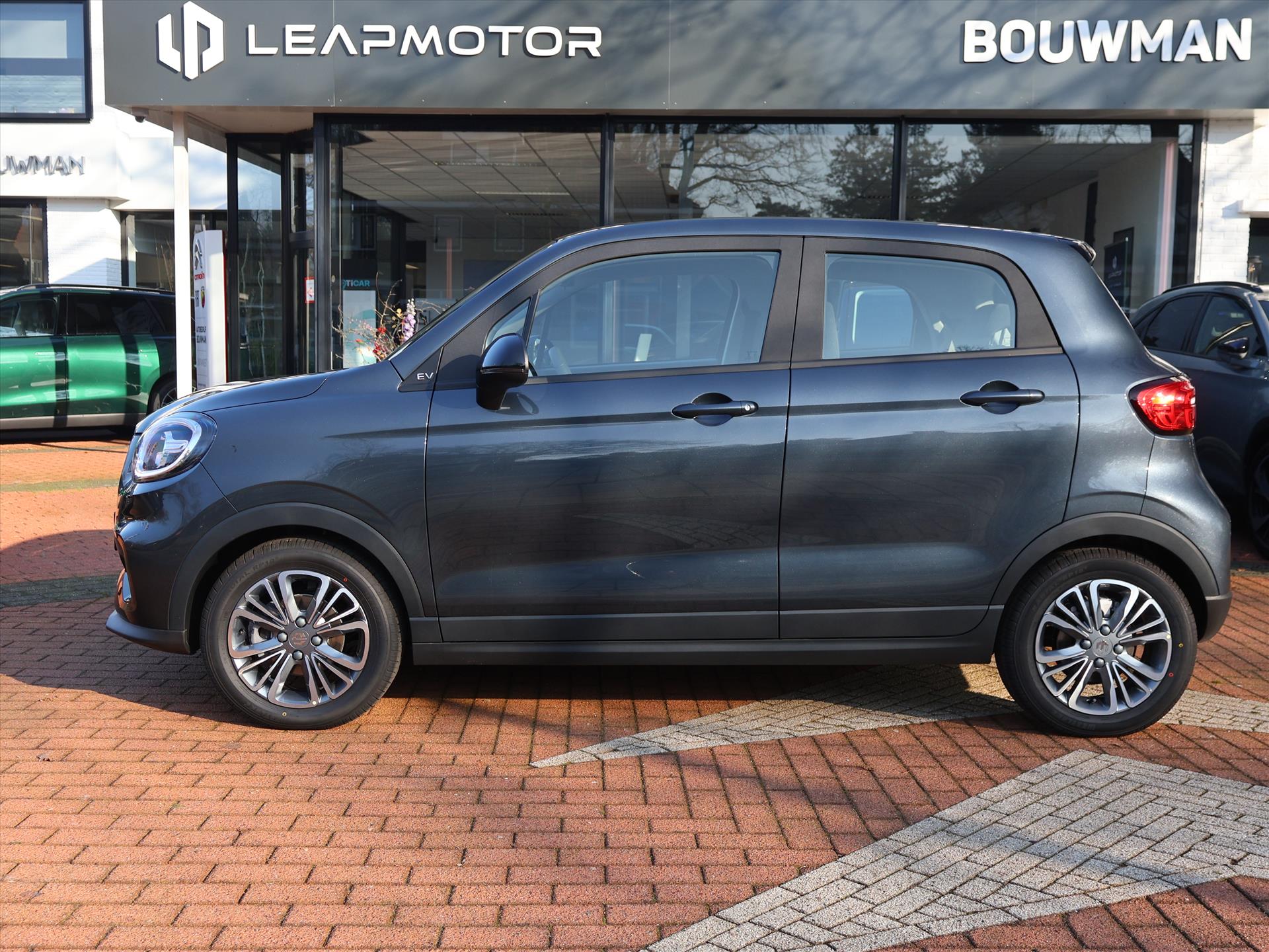 Leapmotor T03 EV 37,3 kWh 95PK Design, Rijklaarprijs | Camera | Navigatie | Panoramadak | Lichtmetalen wielen - Afbeelding 2