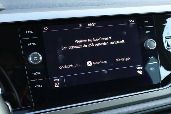 Apple Carplay/Android Auto Apple Carplay/Android Auto