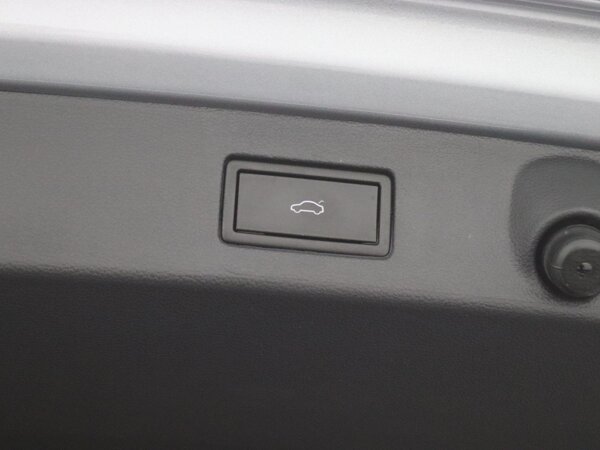 Achterklep met sensorgestuurde opening, elektrisch sluitbaar (Easy Open) inclusief vergrendel en startsysteem zonder sleutel (Keyless Access) Achterklep met sensorgestuurde opening, elektrisch sluitbaar (Easy Open) inclusief vergrendel en startsysteem zonder sleutel (Keyless Access)