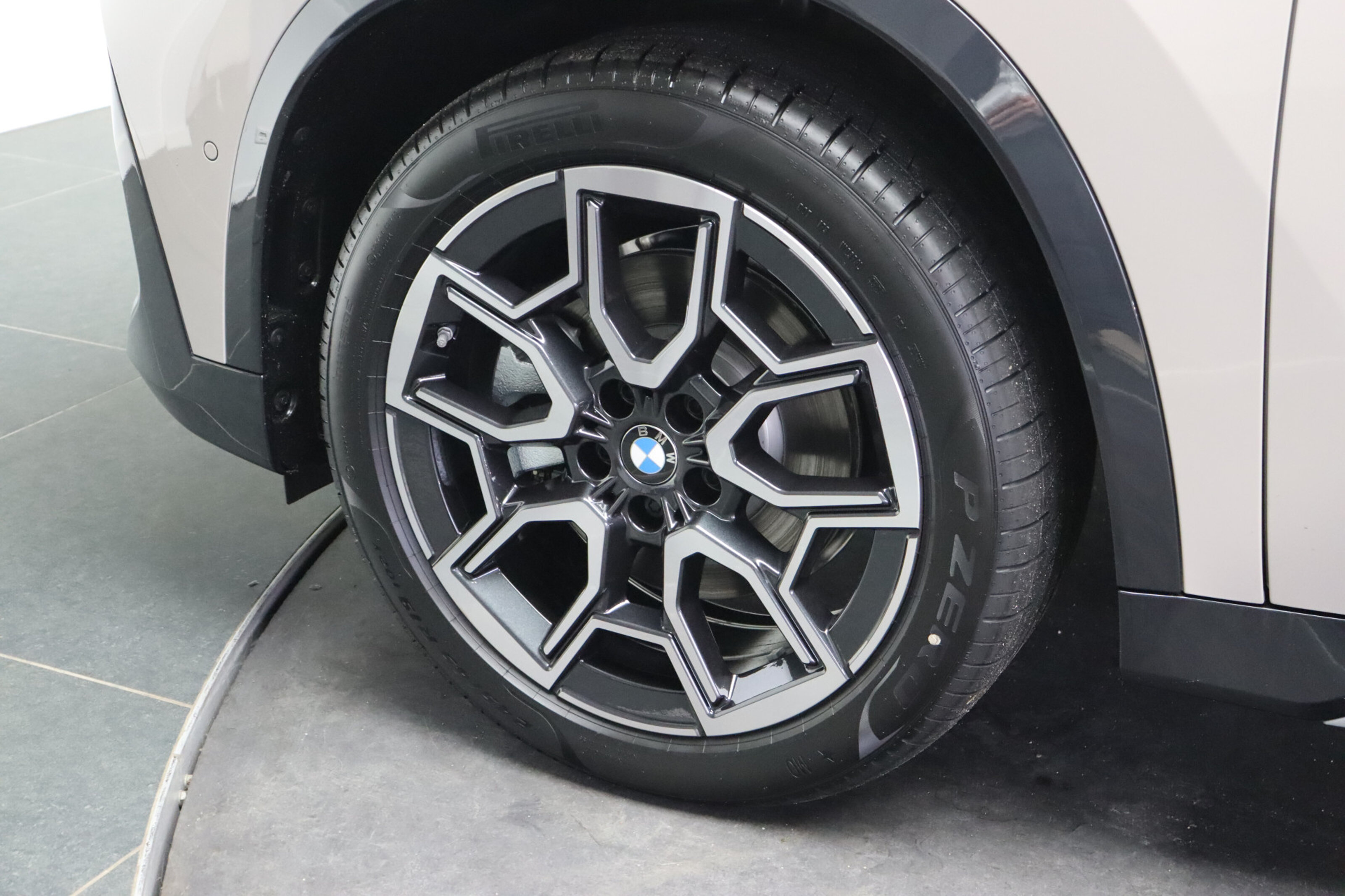 BMW iX1 6