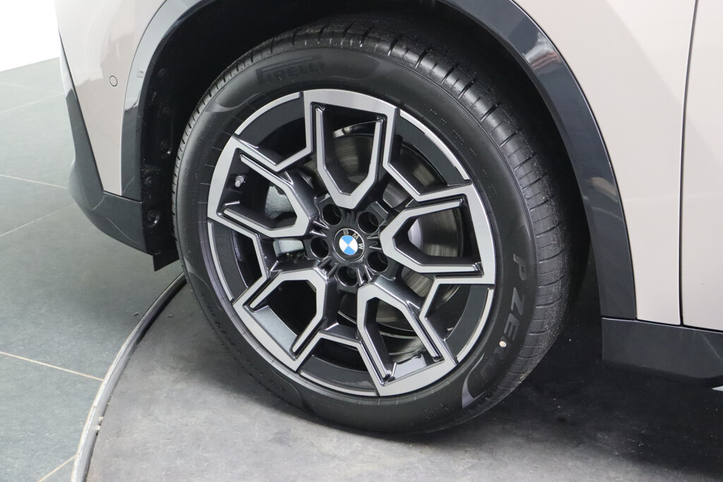 BMW iX1 6