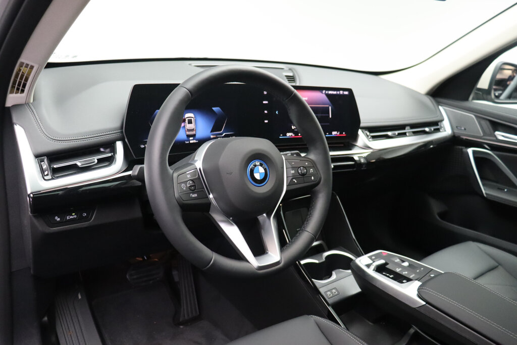 BMW iX1 12