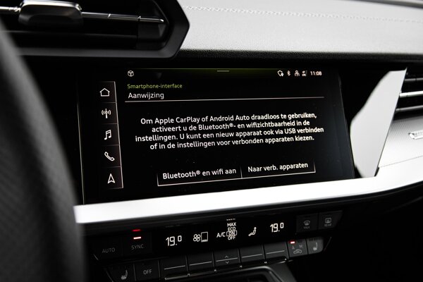 Apple Carplay/Android Auto Apple Carplay/Android Auto