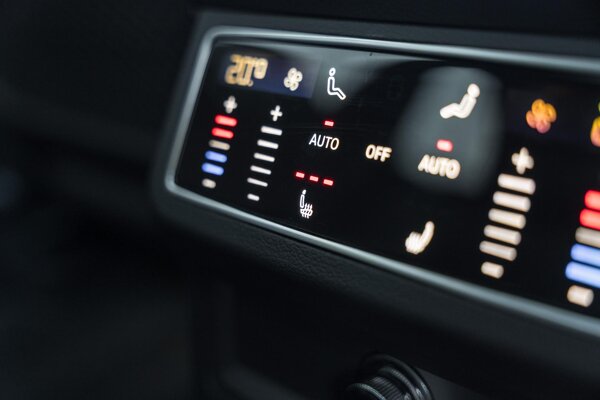 voorstoelen en achterbank verwarmd voorstoelen en achterbank verwarmd