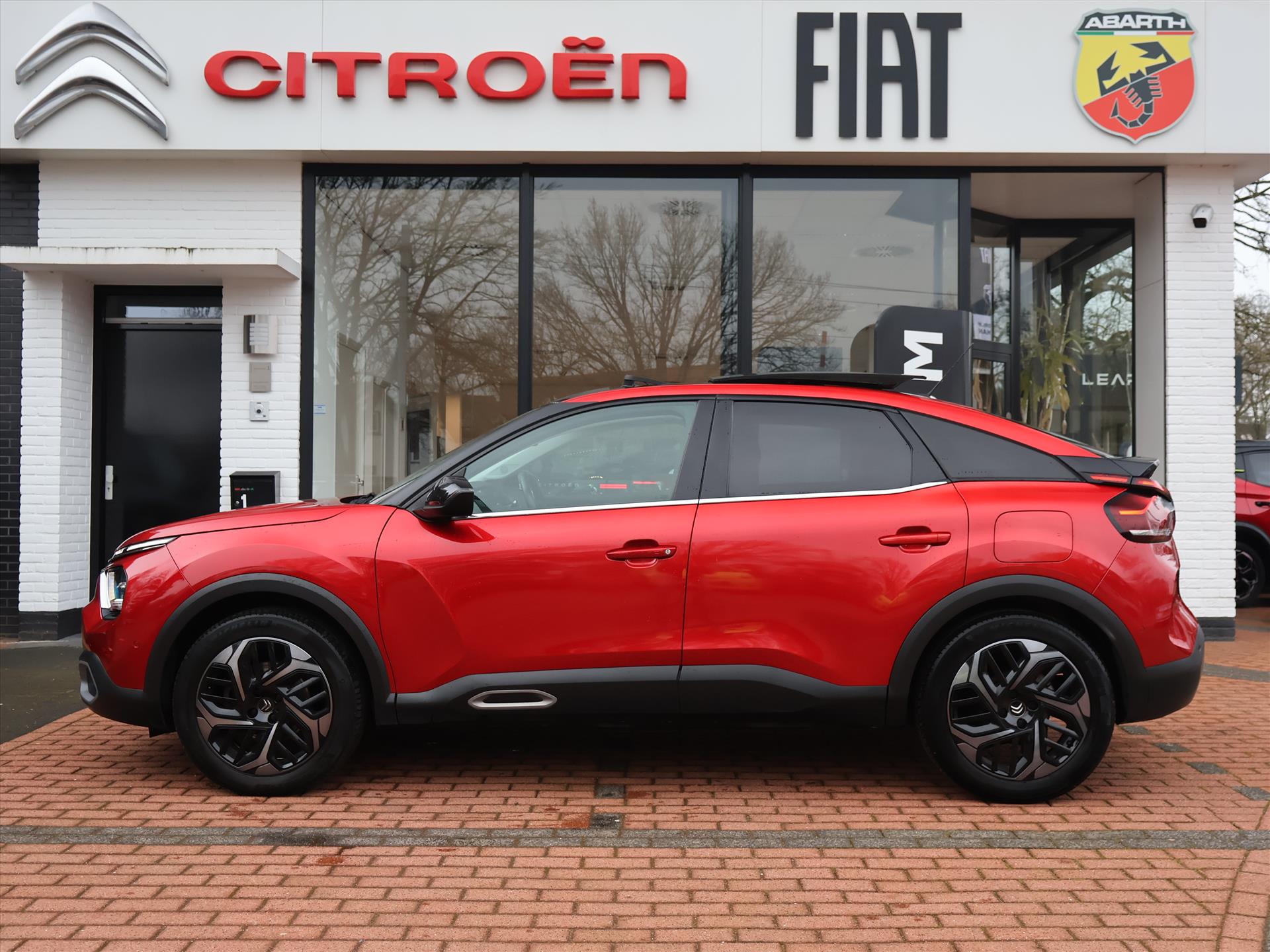 Citroën C4 PureTech 130PK S&S EAT8 Automaat Shine, Rijklaarprijs | Panoramadak | Trekhaak | Camera | Navigatie | DAB+ - Afbeelding 2