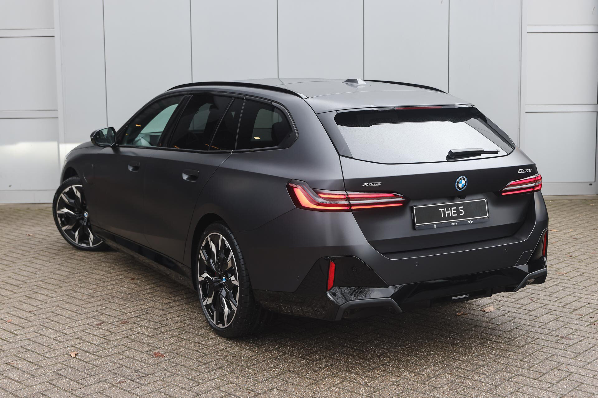 BMW 5 Serie Touring 550e xDrive M Sport Automaat - Afbeelding 2