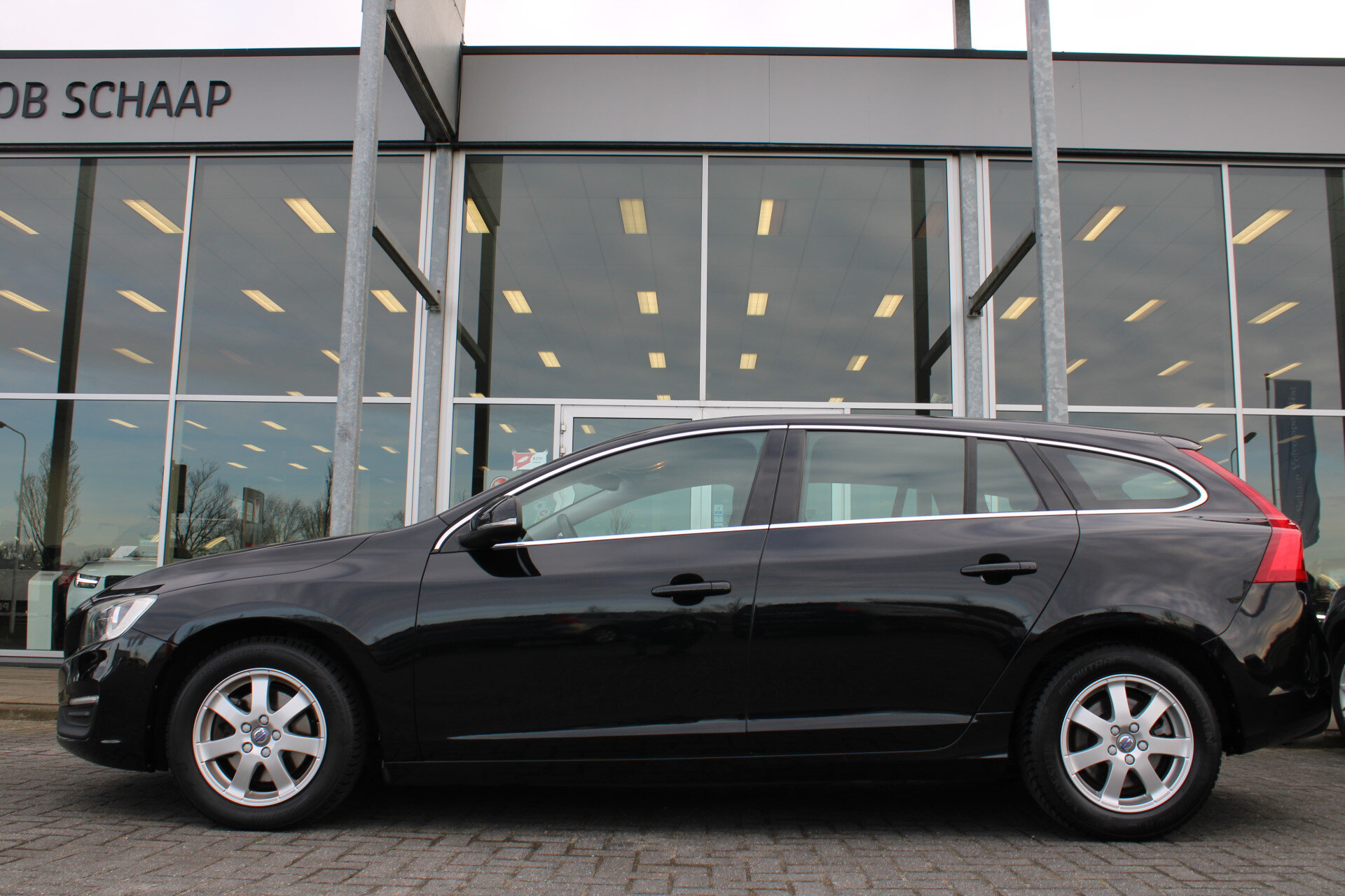 Volvo V60 T3 Momentum - Afbeelding 2