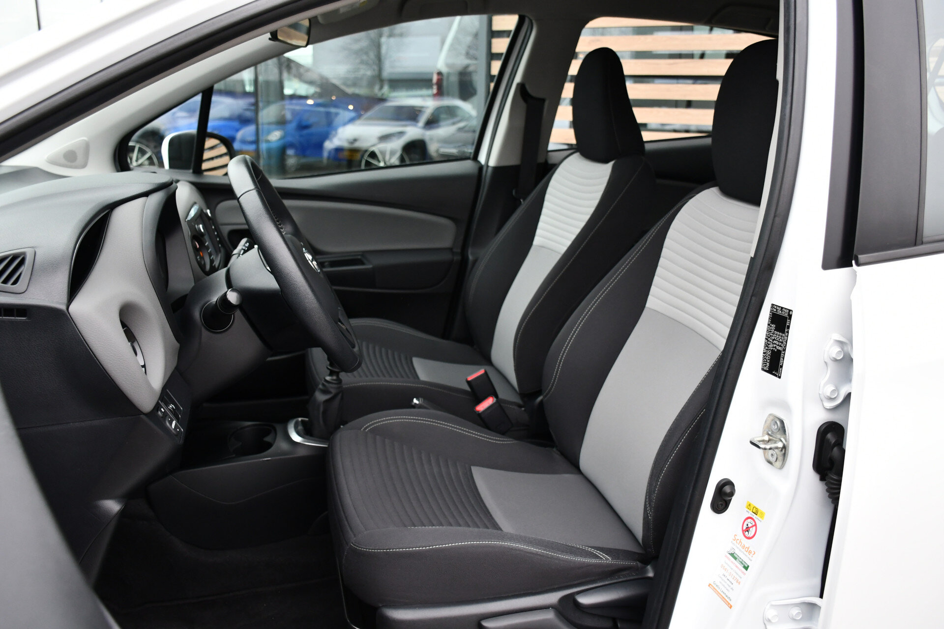 Toyota Yaris 1.5 VVT-i Aspiration Handgeschakeld 111pk - Afbeelding 2