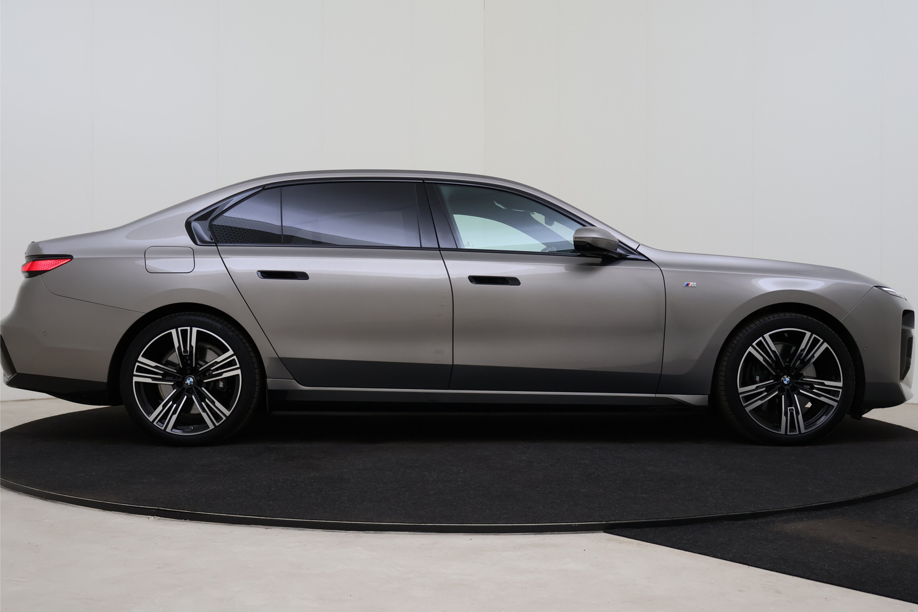 BMW i7 7