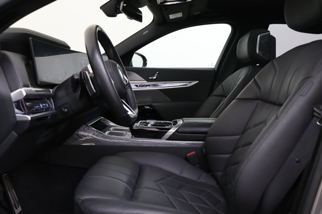 BMW i7 12