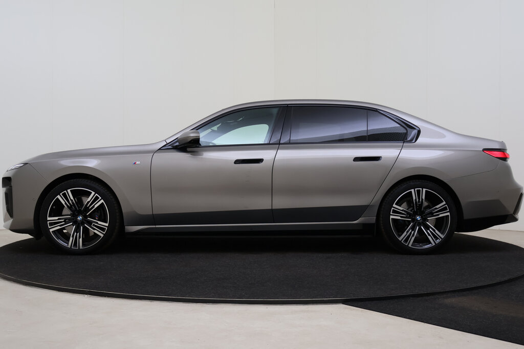 BMW i7 14