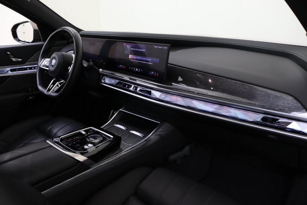 BMW i7 16