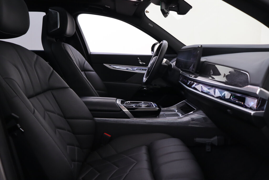BMW i7 19