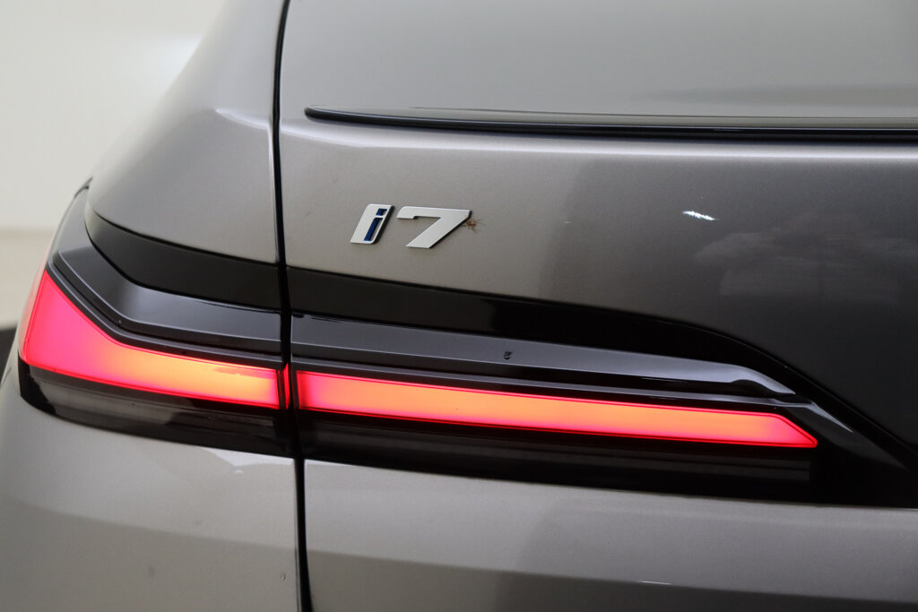 BMW i7 75