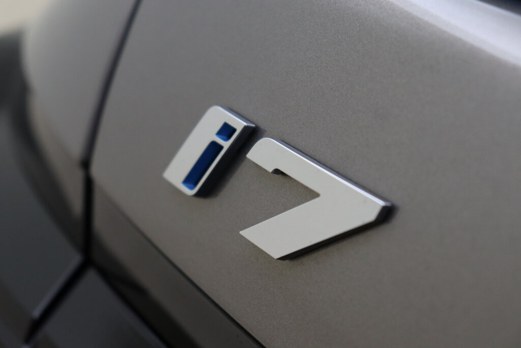 BMW i7 76