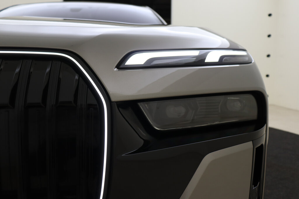BMW i7 86