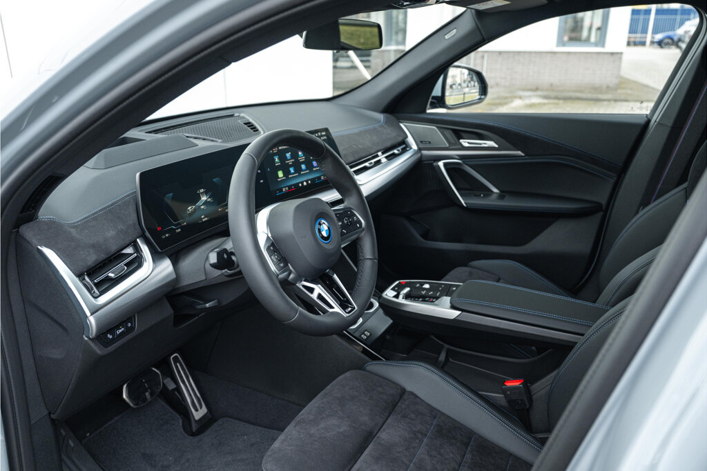 BMW iX2 33