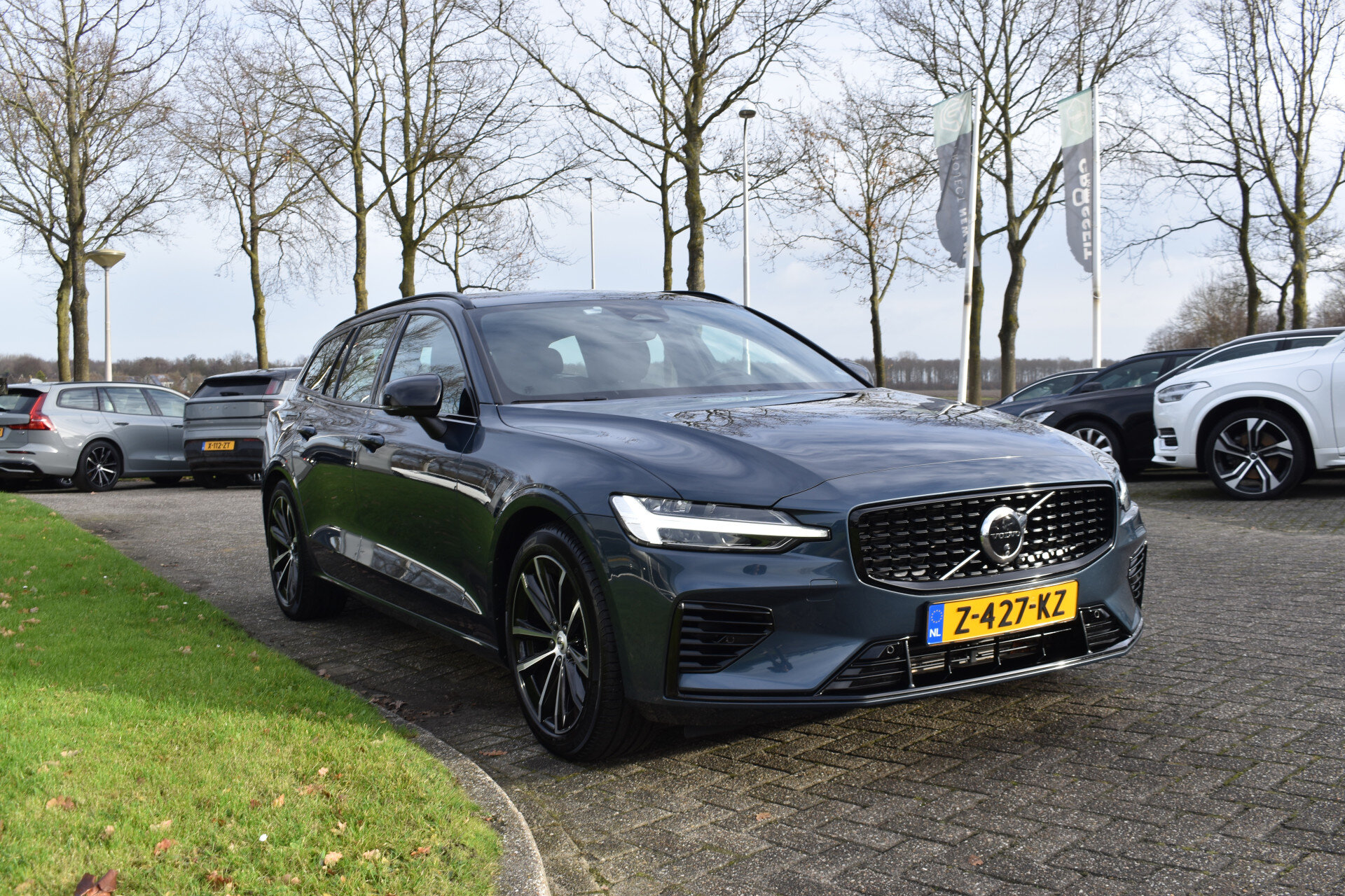 Volvo V60 T6 AWD 350PK Plug-in Hybrid Plus Dark - Afbeelding 2