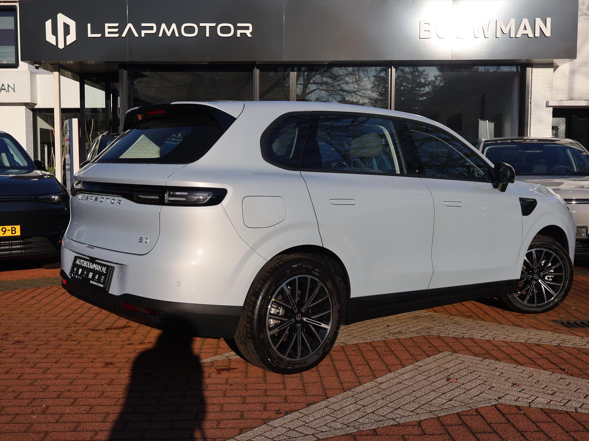 Leapmotor B10 EV 56,2 kWh 218PK Life Pro, Rijklaarprijs | NIEUW | Panoramadak | Navigatie | Camera | Adaptieve Cruise Control - Afbeelding 4